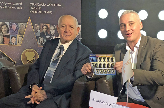 На честь Євгена Мамута (ліворуч) випустили марку, яку презентує засновник «КіноХвилі» Леонід Бицюра (праворуч). Фото Аліни Жайворонко
